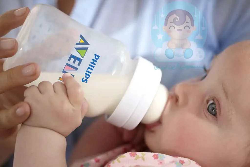 حمل راحت شیشه شیر توسط نوزاد